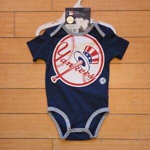 ๐5 for $20 โข NWOT โข Genuine Merchandise โข Yankees Kids Bodysuit